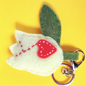 Gyapjúfilc tulipános karabineres kulcstartó - táska & tok - kulcstartó & táskadísz - kulcstartó - Meska.hu