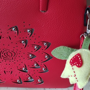 Gyapjúfilc tulipános karabineres kulcstartó - táska & tok - kulcstartó & táskadísz - kulcstartó - Meska.hu