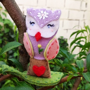 bagoly lányka filcből hímzéssel, Otthon & Életmód, Dekoráció, Asztal és polc dekoráció, Gravírozott táblák, Hímzés, Varrás, Minőségi gyapjúfilcből készítettem ezt a kézzel varrt, hímzett bagolylánykát.
Saját lábán is megáll..., MESKA