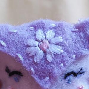 bagoly lányka filcből hímzéssel - otthon & életmód - dekoráció - asztal és polc dekoráció - gravírozott táblák - Meska.hu