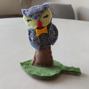 bagolyfiúcska gyapjúfilcből hímzéssel - otthon & életmód - dekoráció - asztal és polc dekoráció - asztaldísz - Meska.hu