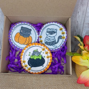 Cicás halloweeni hűtőmágnes  Boo!, Otthon & Életmód, Dekoráció, Halloween, Halloweeni dekoráció, Varrás, MESKA