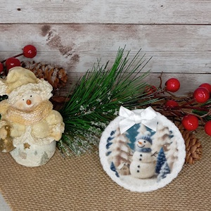 Hóember a havas fák között-hűtőmágnes - Meska.hu