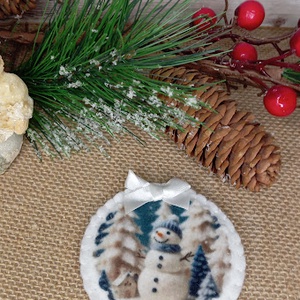 Hóember a havas fák között-hűtőmágnes - karácsony - karácsonyi lakásdekoráció - karácsonyi lakásdíszek - Meska.hu