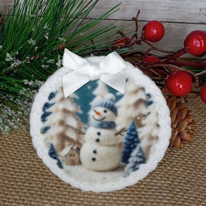 Hóember a havas fák között-hűtőmágnes - karácsony - karácsonyi lakásdekoráció - karácsonyi lakásdíszek - Meska.hu