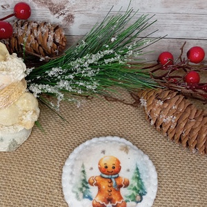 Mézi a havas fák között-hűtőmágnes - karácsony - karácsonyi lakásdekoráció - karácsonyi lakásdíszek - Meska.hu