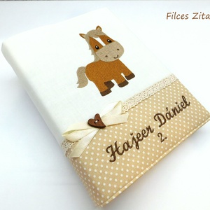 Lovas hímzett fotóalbum névvel -  lovacskás textil fényképalbum hímzett névvel, Otthon & Életmód, Papír, írószer, Album & Fotóalbum, Varrás, Patchwork, foltvarrás, MESKA