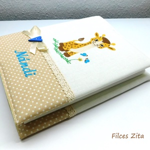 Zsiráfos baba fotóalbum hímzett névvel - textil fényképalbum névhímzéssel  - otthon & életmód - papír, írószer - album & fotóalbum - Meska.hu