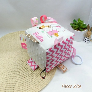 Nyuszis babakocka hímzett névvel - pamut mókakocka csörgővel  - játék & sport - 3 éves kor alattiaknak - babakocka - Meska.hu