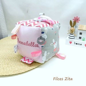 Nyuszis babakocka hímzett névvel - textil címkekocka csörgővel - játék & sport - 3 éves kor alattiaknak - babakocka - Meska.hu