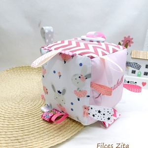 Nyuszis babakocka hímzett névvel - textil címkekocka csörgővel - Meska.hu