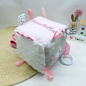 Nyuszis babakocka hímzett névvel - textil címkekocka csörgővel - játék & sport - 3 éves kor alattiaknak - babakocka - Meska.hu