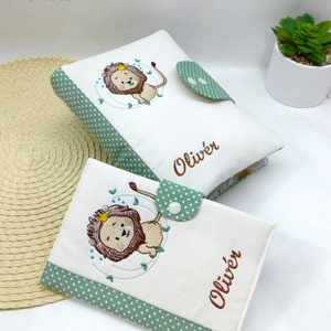 Oroszlános egészségügyi kiskönyv borító -  textil eü borító hímzett névvel  - baba - mama - babaemlékek - egészségügyi kiskönyv borító - Meska.hu