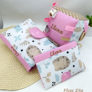  Sünis babakocka hímzett névvel - textil címkekocka csörgővel - baba - mama - baba játékok - babakocka - Meska.hu
