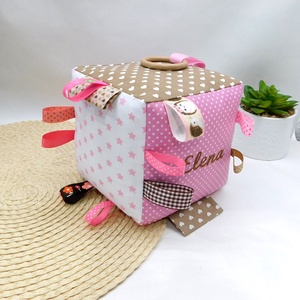  Sünis babakocka hímzett névvel - textil címkekocka csörgővel - baba - mama - baba játékok - babakocka - Meska.hu