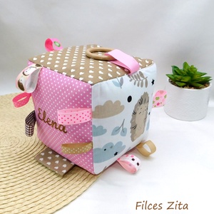  Sünis babakocka hímzett névvel - textil címkekocka csörgővel, Baba - mama, Baba játékok, Babakocka, Varrás, Hímzés, MESKA