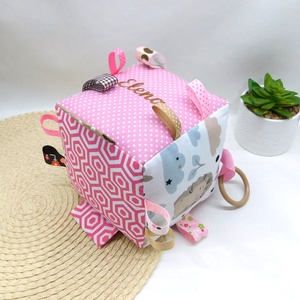  Sünis babakocka hímzett névvel - textil címkekocka csörgővel - baba - mama - baba játékok - babakocka - Meska.hu