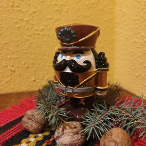 Kézműves kerámiapor diótörő figura � Ünnepi barna-arany lakásdekoráció - karácsony - karácsonyi lakásdekoráció - karácsonyfa szoknya, karácsonyfa alátét - Meska.hu