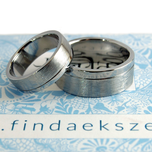  ELEGÁNS nemesacél karikagyűrű pár szálcsiszolt felülettel - esküvő - ékszer - karikagyűrű - Meska.hu