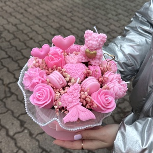  Rózsaszín macis gyertya virágbox , Otthon & Életmód, Gyertya, illat, aroma, Gyertya, Gyertya-, mécseskészítés, Igazi „szerelem első látásra” ajándék 
Kézzel készült, rózsa és macaron formájú gyertyákkal, aranys..., MESKA