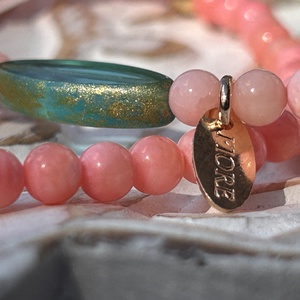 Rózsaszín korall ásványkarkötő nemesfém medálokkal. - ékszer - karkötő - ásványkarkötő - Meska.hu