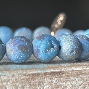 Geodás Achát 8 mm ásványok karkötő nemesfém medálokkal. - ékszer - karkötő - ásványkarkötő - Meska.hu