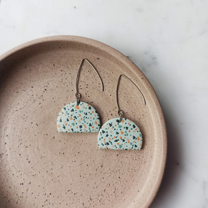 Terrazzo mintájú félkör fülbevaló, Ékszer, Fülbevaló, Lógó fülbevaló, Ékszerkészítés, Gyurma, MESKA