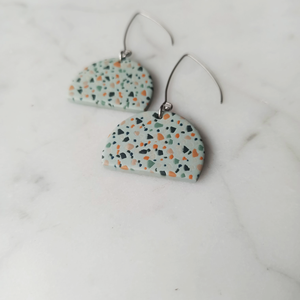 Terrazzo mintájú félkör fülbevaló - ékszer - fülbevaló - lógó fülbevaló - Meska.hu