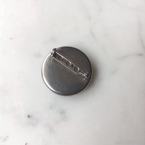 Virágos gyurma kitűző - ékszer - kitűző és bross - Meska.hu