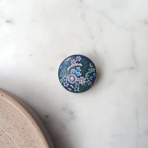 Virágos gyurma kitűző - ékszer - kitűző és bross - Meska.hu