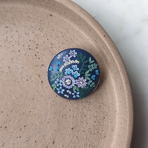 Virágos gyurma kitűző, Ékszer, Kitűző és Bross, Ékszerkészítés, Gyurma, MESKA