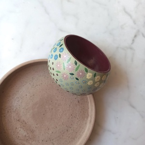 Virágos festett fa karkötő - ékszer - karkötő - karperec - Meska.hu