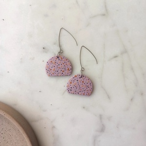 Terrazzo mintájú félkör fülbevaló - ékszer - fülbevaló - lógó fülbevaló - Meska.hu