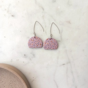 Terrazzo mintájú félkör fülbevaló - ékszer - fülbevaló - lógó fülbevaló - Meska.hu