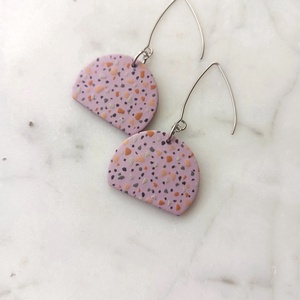 Terrazzo mintájú félkör fülbevaló - ékszer - fülbevaló - lógó fülbevaló - Meska.hu
