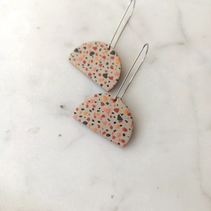 Terrazzo mintájú félkör fülbevaló - ékszer - fülbevaló - lógó fülbevaló - Meska.hu