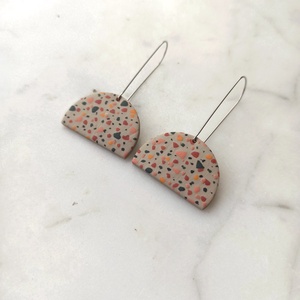 Terrazzo mintájú félkör fülbevaló - ékszer - fülbevaló - lógó fülbevaló - Meska.hu