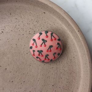 Cseresznyés gyurma kitűző, Ékszer, Kitűző és Bross, Ékszerkészítés, Gyurma, MESKA