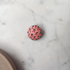 Cseresznyés gyurma kitűző - ékszer - kitűző és bross - Meska.hu