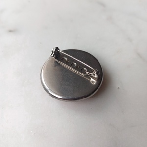 Cseresznyés gyurma kitűző - ékszer - kitűző és bross - Meska.hu