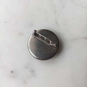 Narancsos gyurma kitűző - ékszer - kitűző és bross - Meska.hu