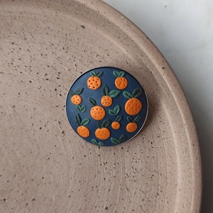 Narancsos gyurma kitűző, Ékszer, Kitűző és Bross, Ékszerkészítés, Gyurma, MESKA