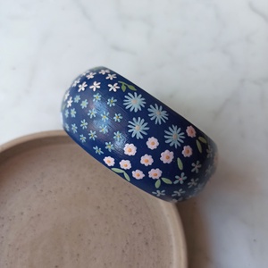 Virágos festett fa karkötő - ékszer - karkötő - karperec - Meska.hu