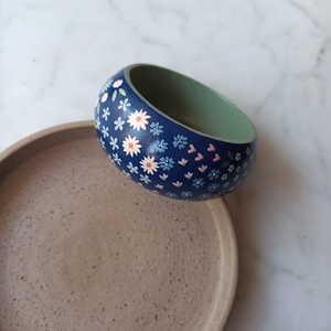 Virágos festett fa karkötő - ékszer - karkötő - karperec - Meska.hu