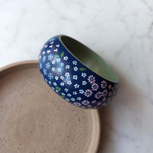 Virágos festett fa karkötő - ékszer - karkötő - karperec - Meska.hu