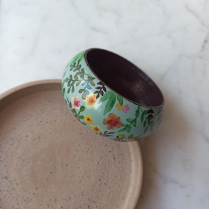 Virágos festett fa karkötő - ékszer - karkötő - karperec - Meska.hu