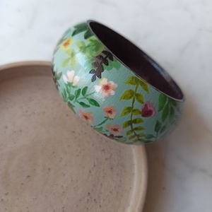 Virágos festett fa karkötő - ékszer - karkötő - karperec - Meska.hu