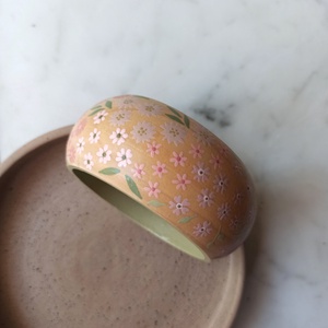 Virágos festett fa karkötő - ékszer - karkötő - karperec - Meska.hu