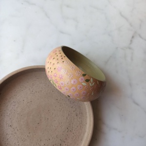 Virágos festett fa karkötő - ékszer - karkötő - karperec - Meska.hu