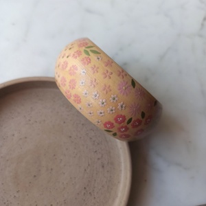 Virágos festett fa karkötő - ékszer - karkötő - karperec - Meska.hu